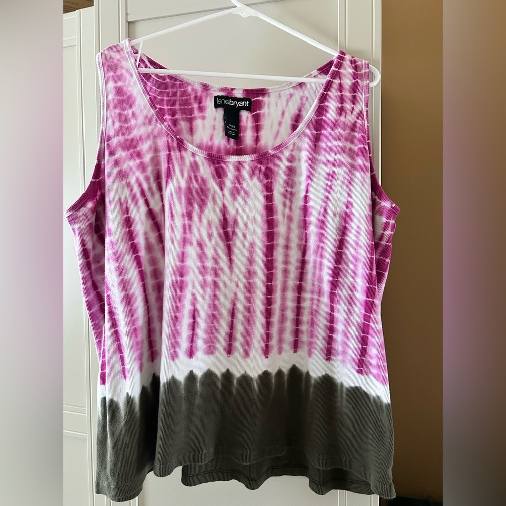 100% cotton tank top by Lane Bryant. Size 22/24.